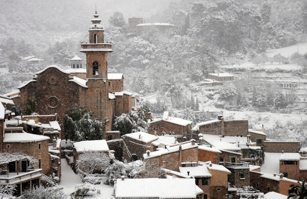 Winter in Spain offers a different experience, with cooler temperatures and a more relaxed pace. While the coastal regions and southern Spain remain relatively mild, northern and inland areas can be cold, with temperatures ranging from 5°C to 15°C (41°F to 59°F).