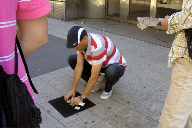 One of the most common scams you’ll encounter in Spain, especially in Barcelona, is the “free” bracelet trick. Scammers, often operating near popular landmarks like La Rambla or Park Güell, approach tourists offering a “free” friendship bracelet. They might try to tie it around your wrist while engaging in friendly conversation. Once the bracelet is tied, they will demand payment, often using intimidating tactics to pressure you into paying anywhere from €5 to €20.