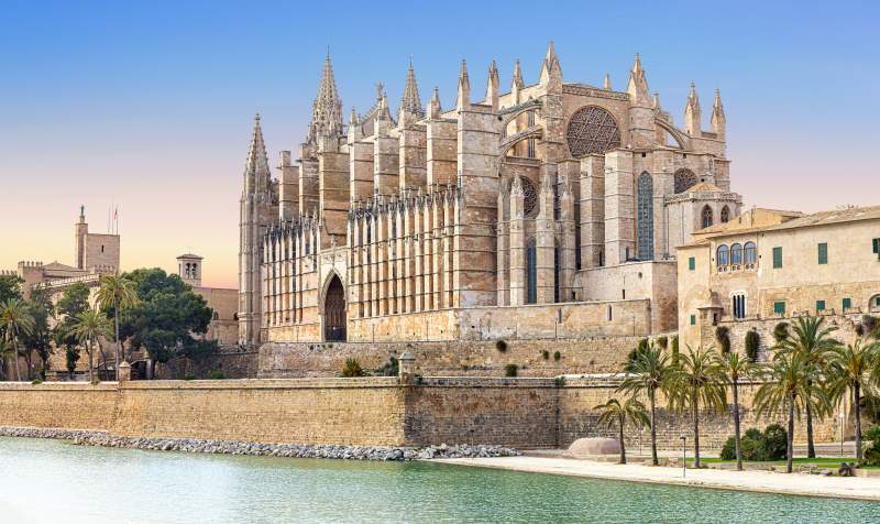 La Seu, also known as Palma Cathedral, is an iconic Gothic masterpiece that dominates Palma’s skyline. Located right by the sea, this stunning cathedral took nearly 400 years to complete